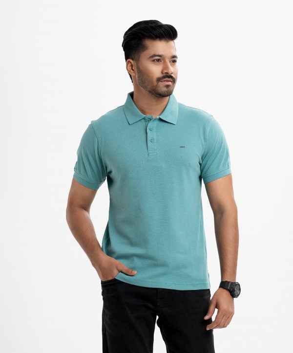 Men's short-sleeved polo in bubble knit fabric. Classic collar and straight-cut hem.