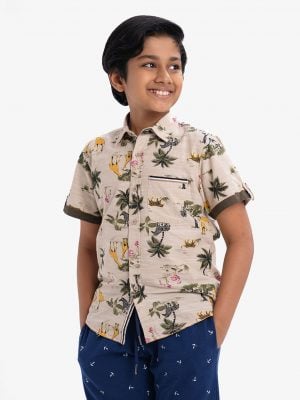 Kid boy's printed short-sleeved casual shirt in cotton fabric. Classic collar, button fastening at the front with a chest poket.