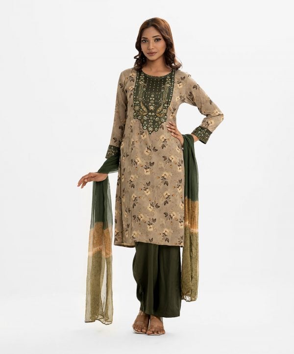 Women's printed straight salwar kameez in joom fabric. Round neck, three-quarter sleeves and karchupi at the front. Complemented with a crepe pant and chiffon dupatta.