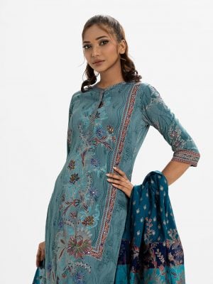 Women's printed straight salwar kameez in joom fabric. Stand collar, three-quarter sleeves. Karchupi at the front. Paired with a crepe palazzo pant and a half-silk dupatta.