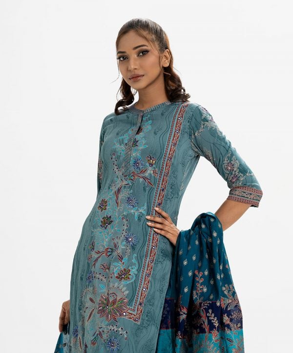 Women's printed straight salwar kameez in joom fabric. Stand collar, three-quarter sleeves. Karchupi at the front. Paired with a crepe palazzo pant and a half-silk dupatta.