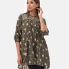 Women's printed shirt in blended fabric. Stand collar, three-quarter sleeved. Patched and diamond pintuck at the front.