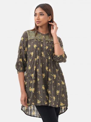Women's printed shirt in blended fabric. Stand collar, three-quarter sleeved. Patched and diamond pintuck at the front.