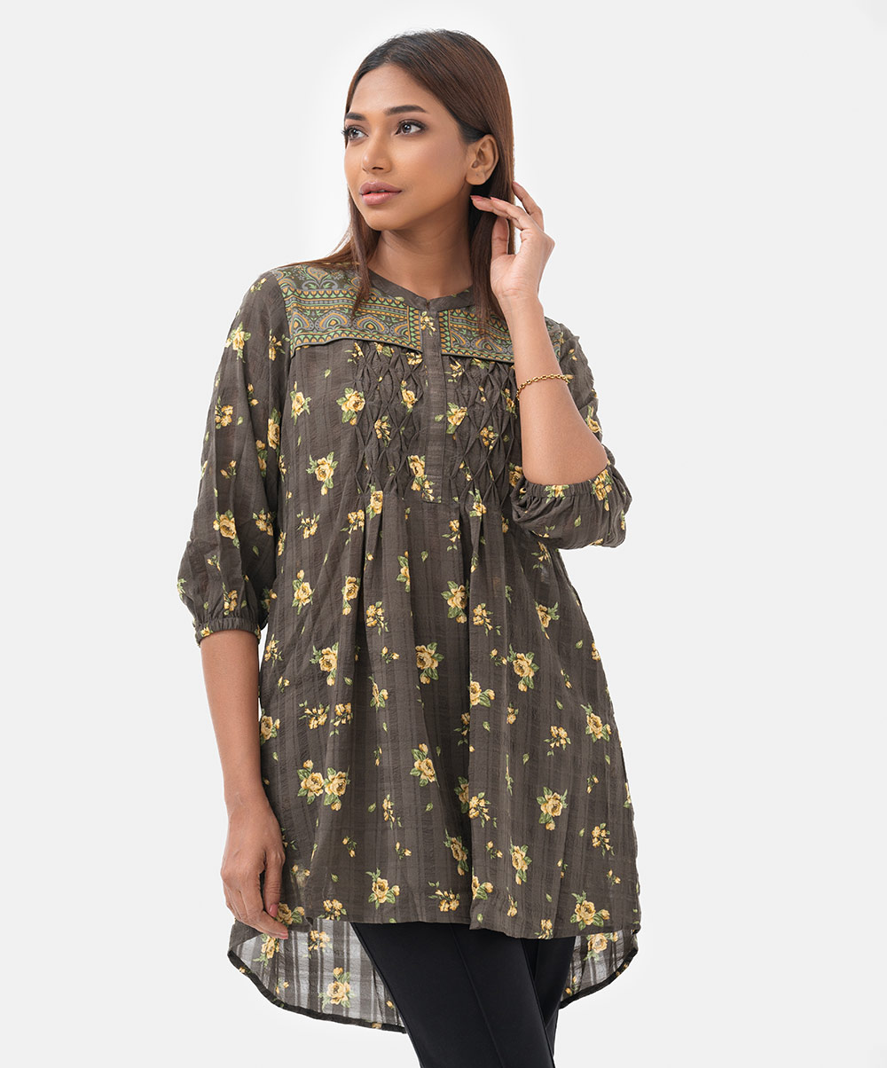 Women's printed shirt in blended fabric. Stand collar, three-quarter sleeved. Patched and diamond pintuck at the front. Women's printed shirt in blended fabric. Stand collar, three-quarter sleeved. Patched and diamond pintuck at the front.