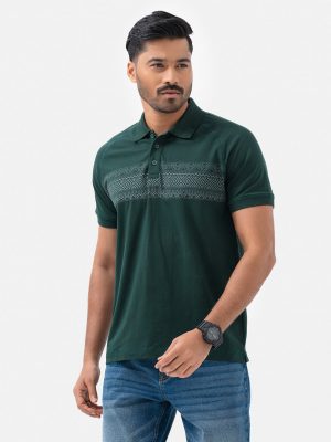 Men's short-sleeved polo in stretchable cotton fabric. Classic collar with straight hem. Print on the chest.