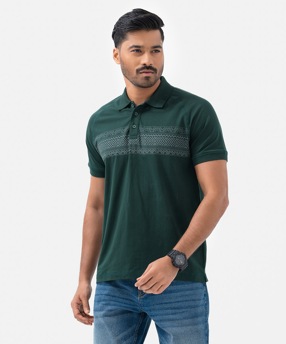 Men's short-sleeved polo in stretchable cotton fabric. Classic collar with straight hem. Print on the chest. Men's short-sleeved polo in stretchable cotton fabric. Classic collar with straight hem. Print on the chest.