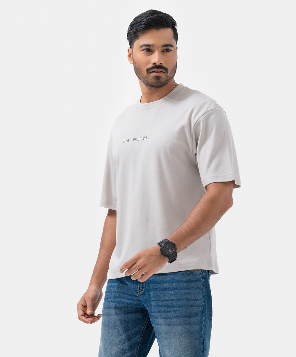 Men's drop shoulder t-shirt in cotton interlock fabric.Round neck and short-sleeve. Typography at the front. Men's drop shoulder t-shirt in cotton interlock fabric.Round neck and short-sleeve. Typography at the front.