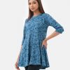 Women's printed A-line tunic in dri-fit fabric. Round neck and three-quarter sleeved.