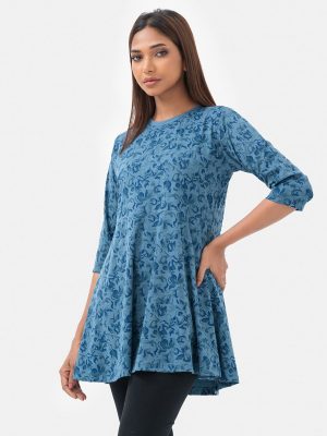 Women's printed A-line tunic in dri-fit fabric. Round neck and three-quarter sleeved.