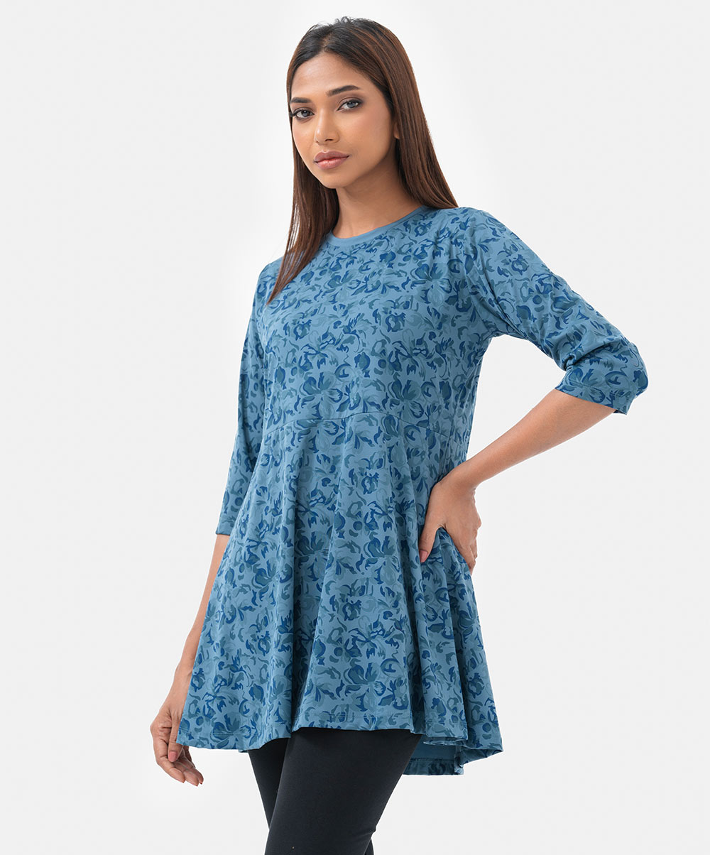 Women's printed A-line tunic in dri-fit fabric. Round neck and three-quarter sleeved. Women's printed A-line tunic in dri-fit fabric. Round neck and three-quarter sleeved.