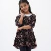 Kid girls printed frock in blended cotton fabric. Baby collar, short sleeves and elasticated at the waistline.