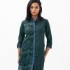 Women's printed straight kameez in cotton fabric. Mandarin collar, three-quarter sleeved. Embroidery and slit at the front.