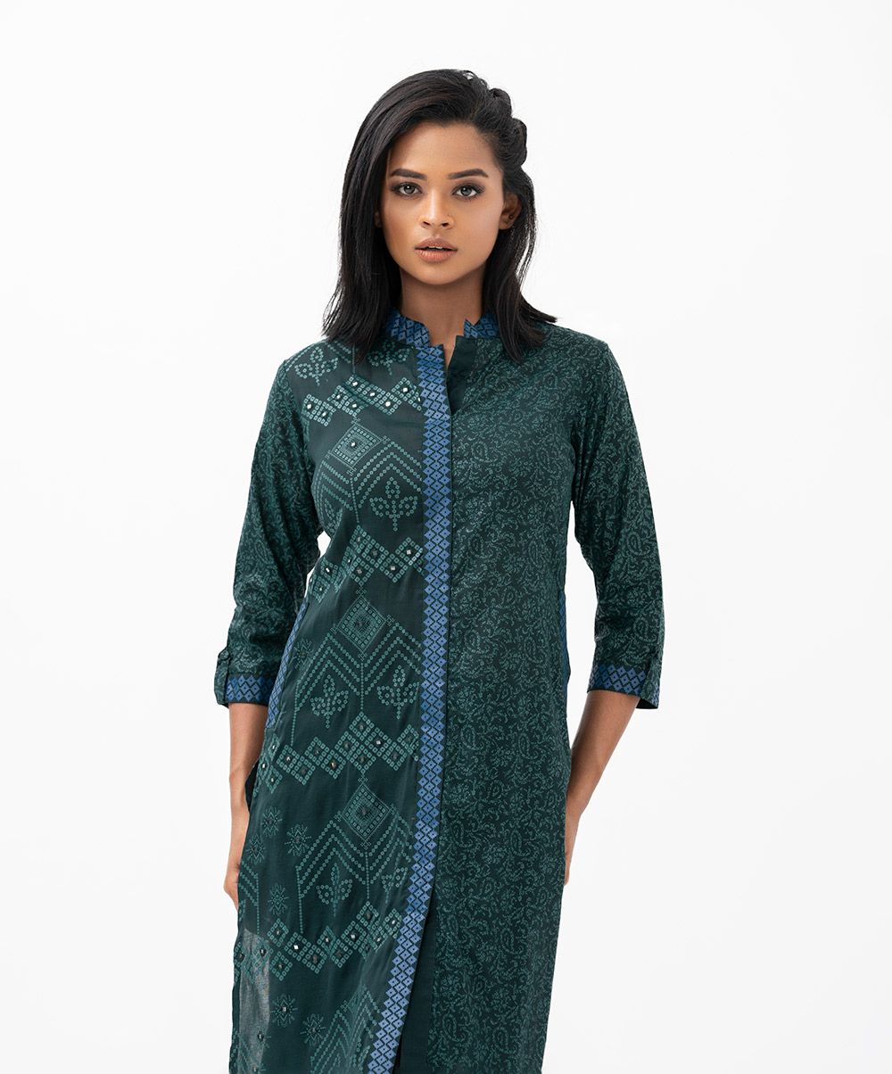Women's printed straight kameez in cotton fabric. Mandarin collar, three-quarter sleeved. Embroidery and slit at the front. Women's printed straight kameez in cotton fabric. Mandarin collar, three-quarter sleeved. Embroidery and slit at the front.