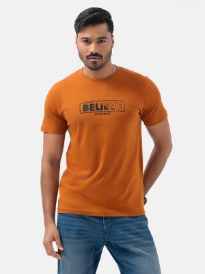 Men's round neck T-shirt in cotton single jersey knit fabrics. short sleeves and typography on the chest.