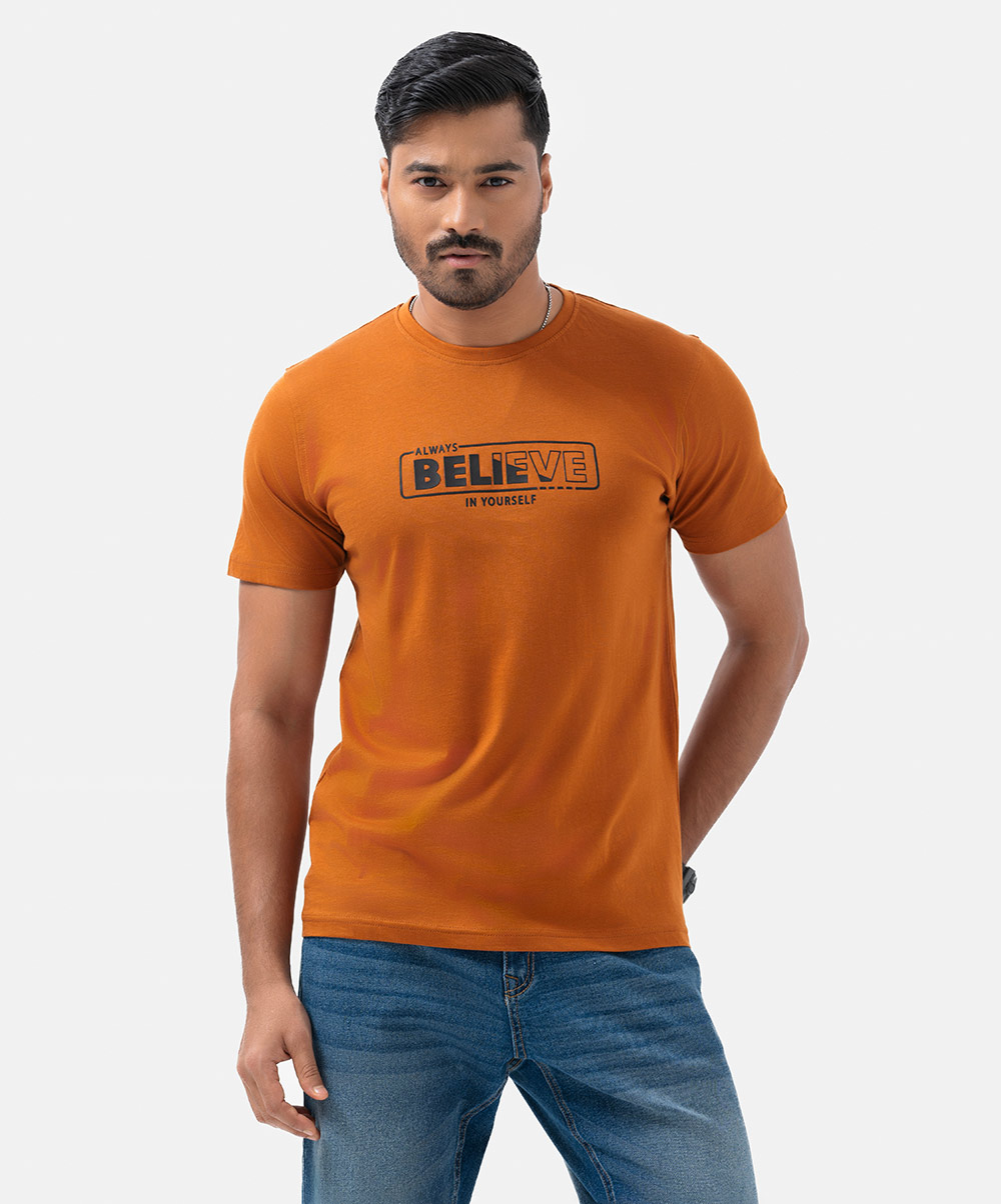 Men's round neck T-shirt in cotton single jersey knit fabrics. short sleeves and typography on the chest. Men's round neck T-shirt in cotton single jersey knit fabrics. short sleeves and typography on the chest.