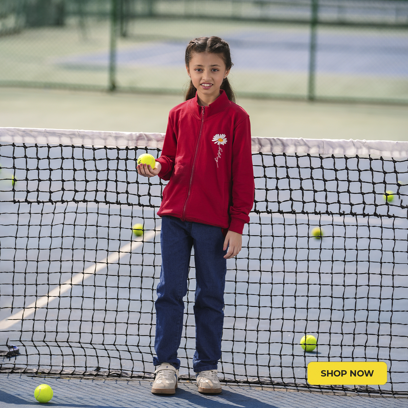 নিউট্রাল টোনে স্মার্ট আউটডোর লুক