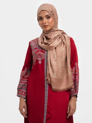 Brown hijab/scarf in blended jacquard fabric. Trimmed fringes on the borders.