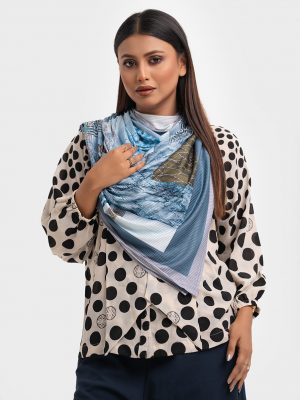 Blue hijab/scarf in stretchable fabric. Printed.