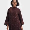 High-neck tunic in viscose fabric. Tie-knot and snap button opening over the shoulder. Inseam side pockets with a high-low hemline. Bell sleeved.