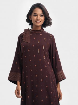 High-neck tunic in viscose fabric. Tie-knot and snap button opening over the shoulder. Inseam side pockets with a high-low hemline. Bell sleeved.