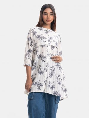 White mid-length shirt in stretchable georgette fabric. Band neck, three-quarter slit-cuffed sleeves. Inseam side pockets.