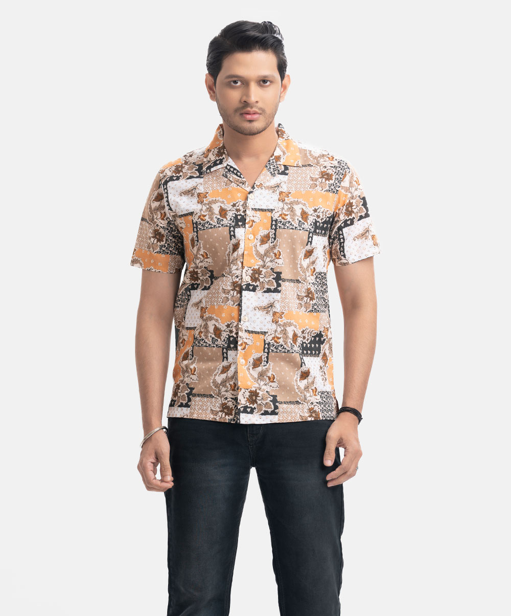 Casual shirt in cotton fabric. Short-sleeved with a Cuban collar. Printed Cotton Cuban Collar Shirt