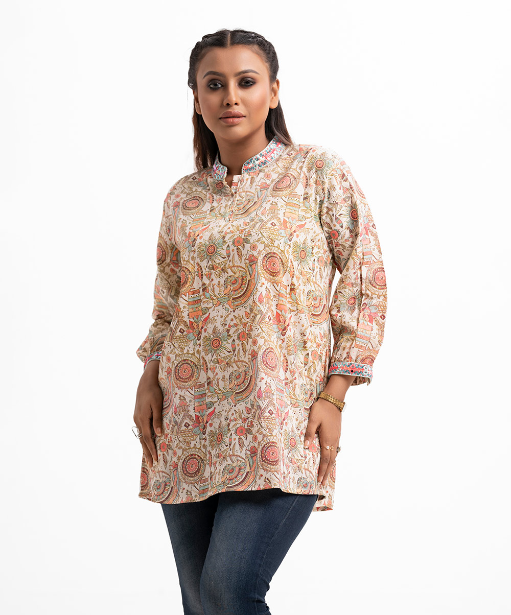 Women's printed tunic in joom fabric. Mandarin collar with karchupi, three-quarter sleeves. Inseam side pockets. White Joom A-line Tunic