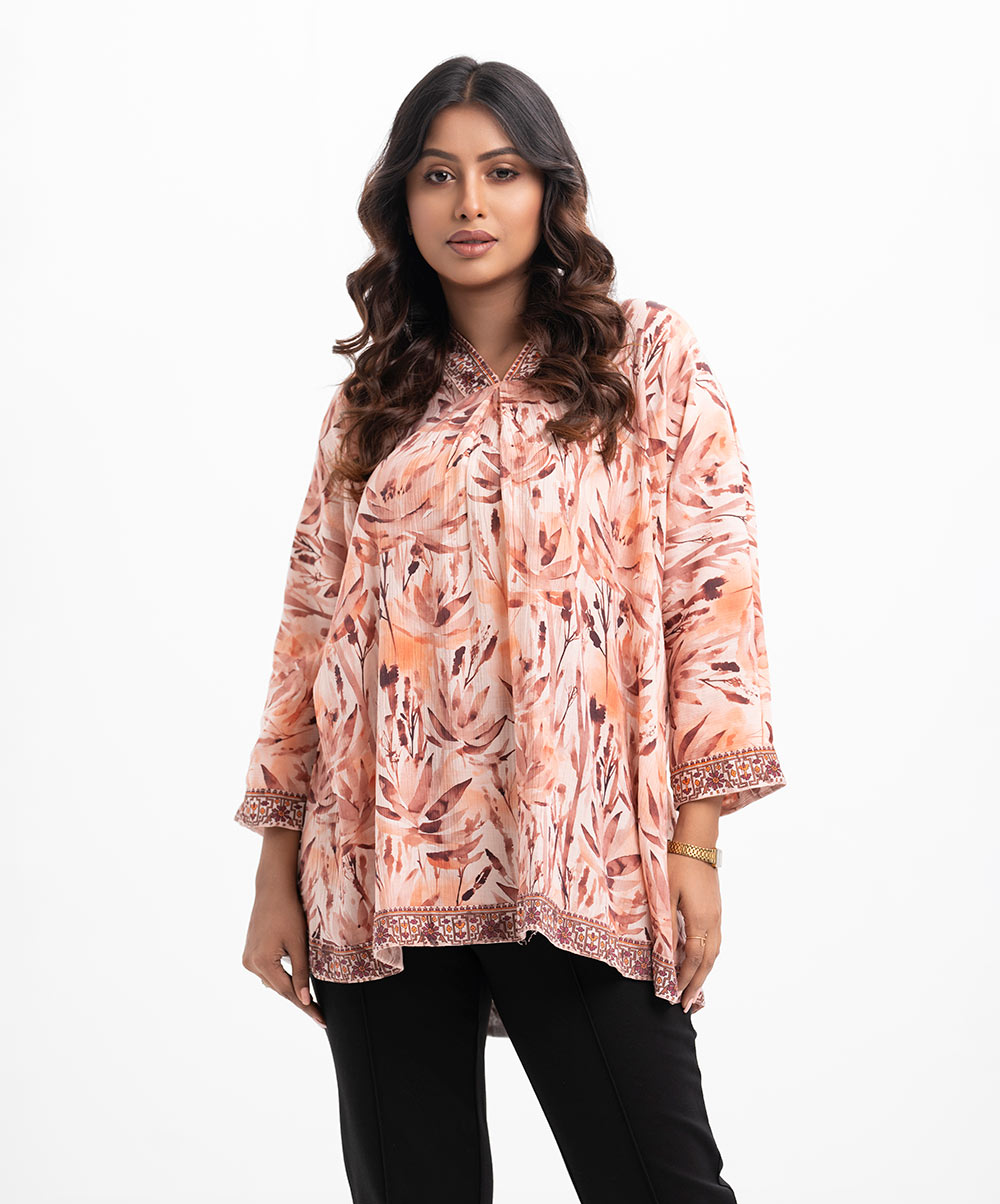 Women's abaya-style tunic in printed blended cotton fabric. V-neck, batwing sleeves. Single inverted pleat at front. Patch at collar, sleeves cuff and hemline. Peach Blended Cotton Abaya Style Tunic