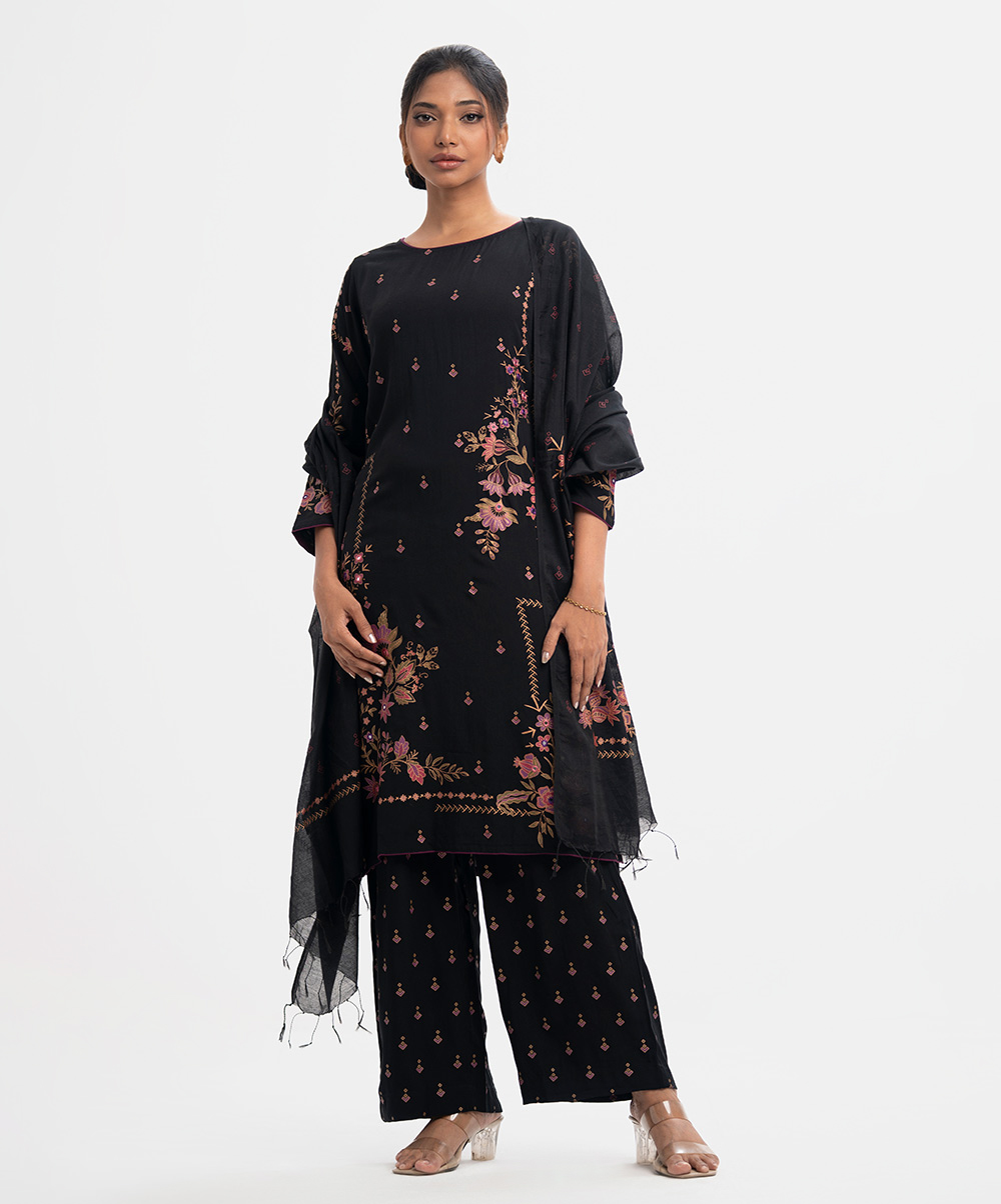 Women's printed A-line salwar kameez in viscose fabric. Round neck, full sleeves and karchupi at the front of the kameez. Palazzo pants and half-silk dupatta. Black Viscose Straight Salwar Kameez