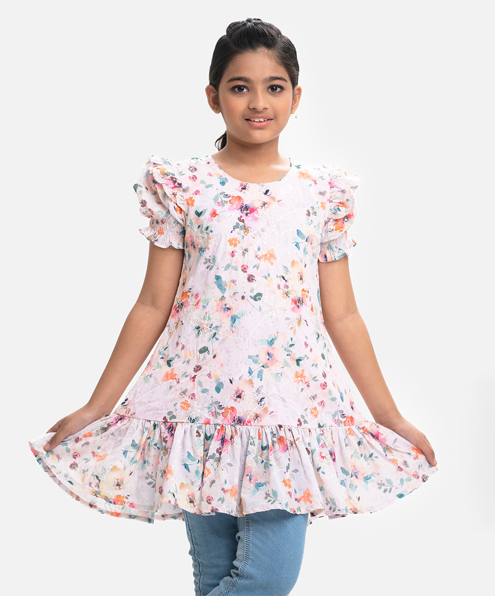 A-lined round neck tunis in sequined georgette fabric. Frilled puff sleeves, zipper closing at the back. Pink A-line Georgette Tunic