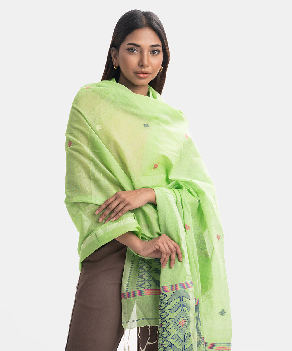 Women's dupatta in cotton jacquard fabric. Fringe trim at the border. Lime Cotton Jacquard Dupatta