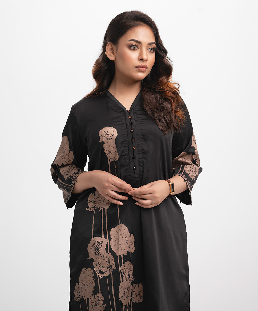 Women's tunic in joom fabric. V-neck, three-quarter sleeves. Print details at front, back and sleeves. Pintuck work on back. Black Joom Straight Tunic