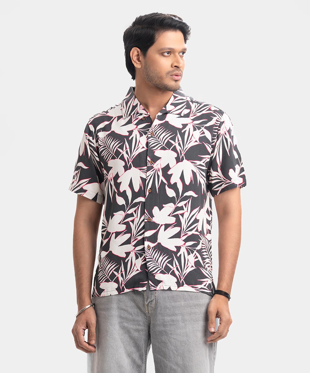 Classic collar casual shirt in breathable viscose twill fabric. Button up front, short-sleeved. Black Viscose Twill Short Sleeve Casual Shirt