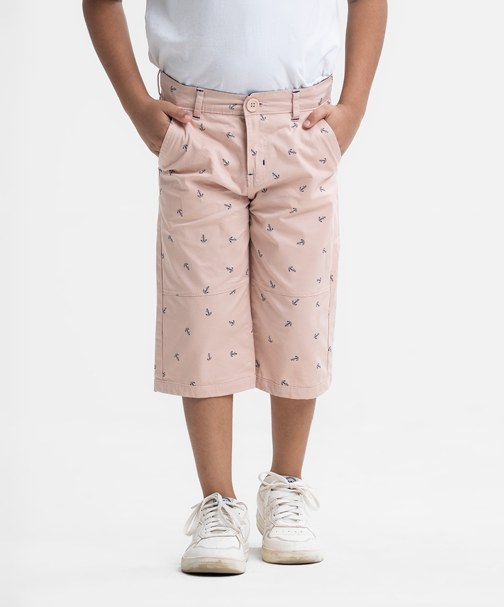 Kid boys' printed three-quarter pant in twill fabric. Zipper-fly and a button fastening at the front. Two side pockets and two patch pockets on the back. Pink Twill Three Quarter Pant
