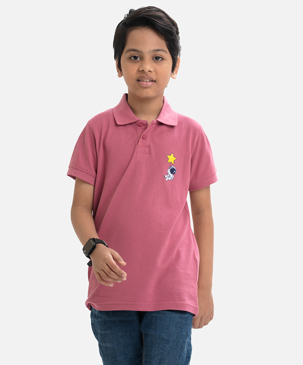 Kid boys Polo in cotton pique fabric. Classic collar, short sleeves and print at front. Pink Pique Short Sleeve Polo