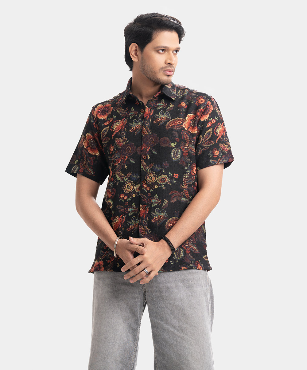 Short-sleeved casual shirt in breathable blended fabric. Classic collar with button fastening. Black Blended Short Sleeve Casual Shirt