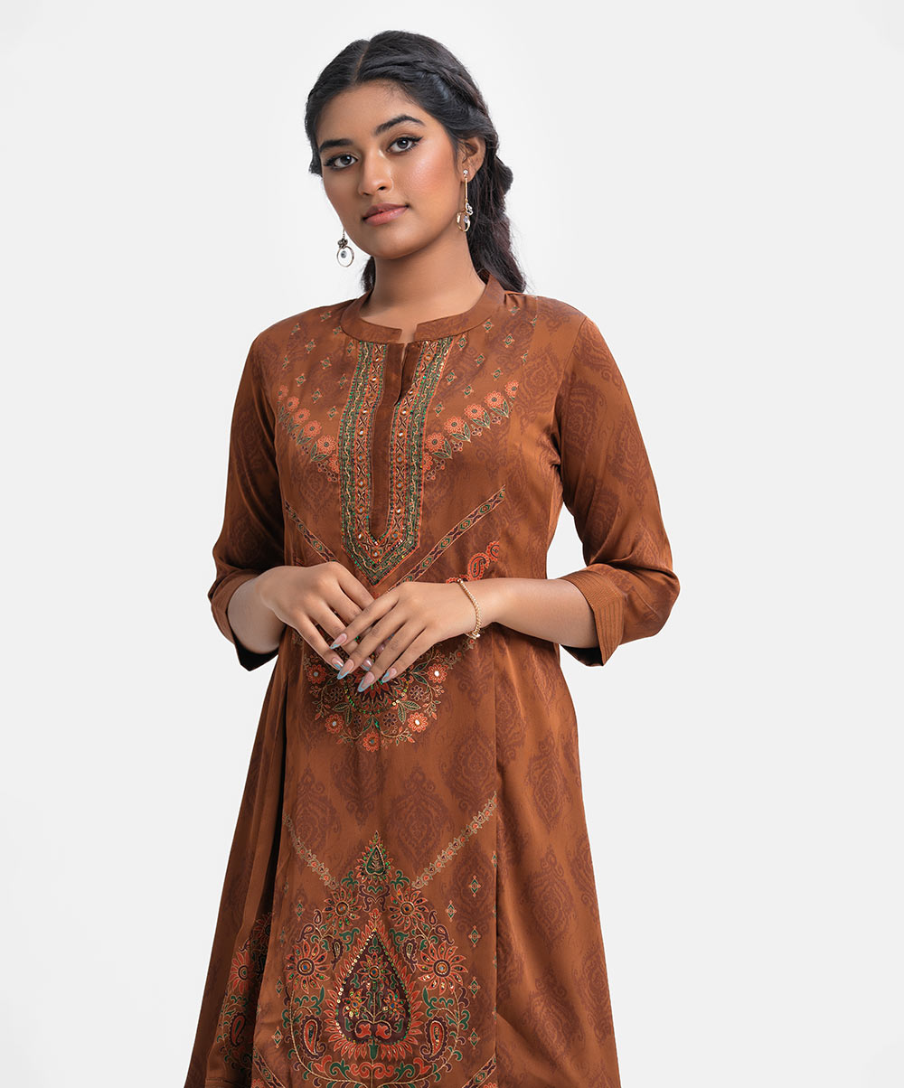 Women's long printed tunic in georgette fabric. Stand collar, three-quarter sleeves. Karchupi at front. Coffee Georgette A-line Long Tunic