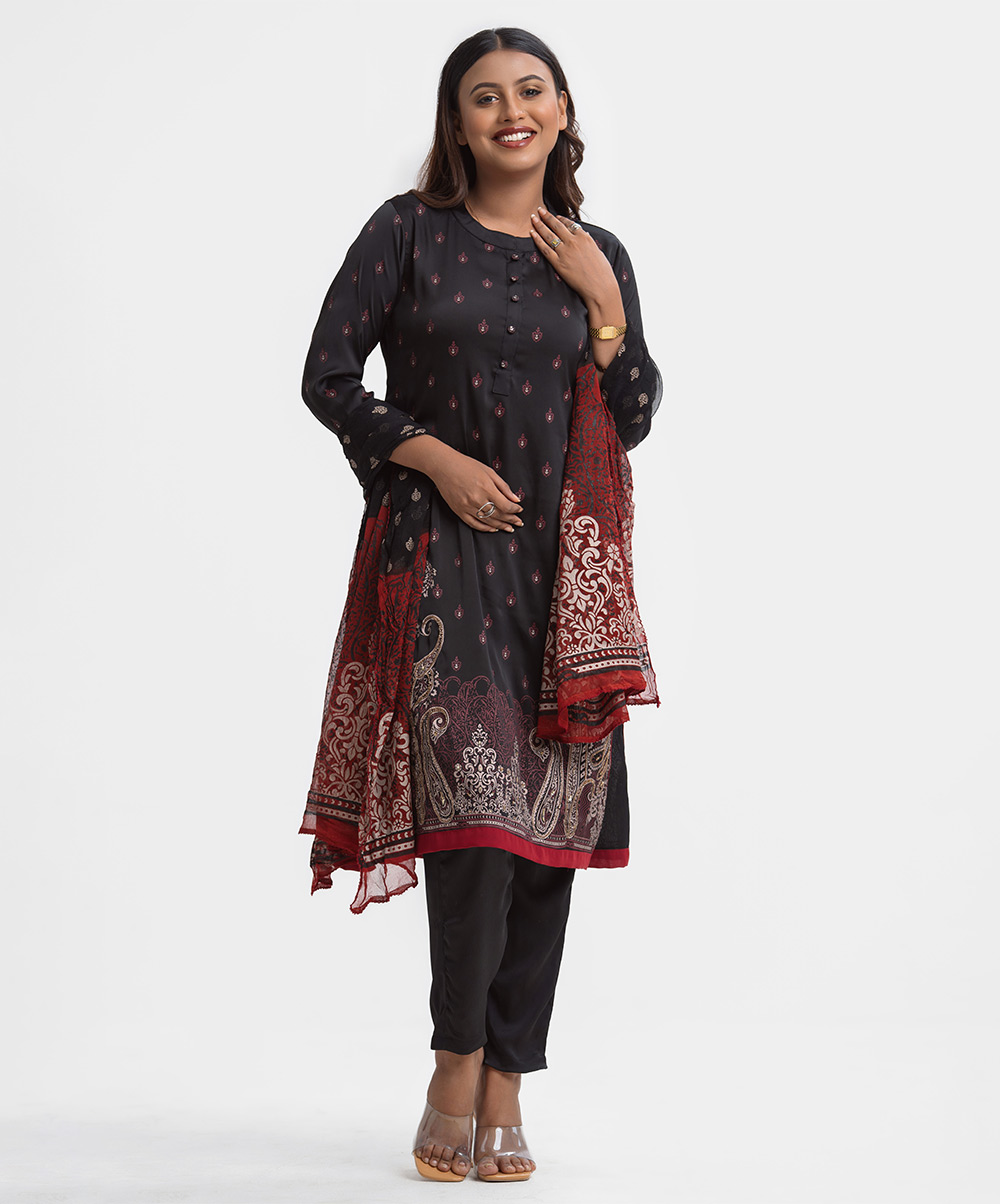 Women's printed straight salwar kameez in joom fabric. Stand collar, three-quarter sleeves and karchupi at the front. Complemented with a joom pajama and a chiffon dupatta. Black Joom Straight Salwar Kameez