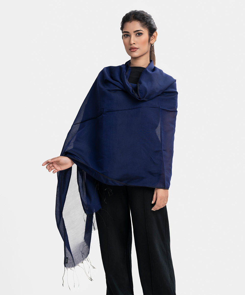 Women's dupatta in half-silk fabric. Fringe trim at the border. Green Half-silk Dupatta