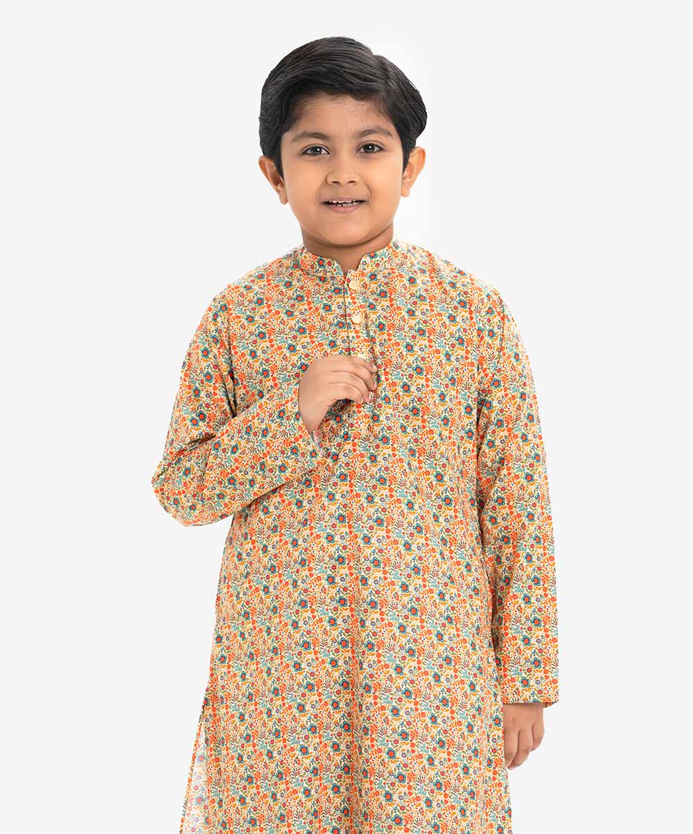 Kid boy's printed panjabi in cotton fabric. Mandarin collar and inseam pockets. Printed Cotton Reguler Panjabi