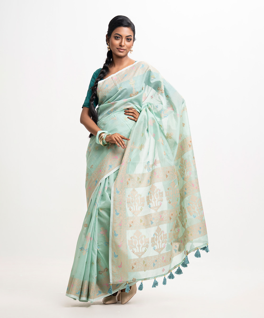 All-over Jamdani pattern weaving details saree in half-silk fabric. Tassels at the Aanchal. Turquoise Half-silk Saree