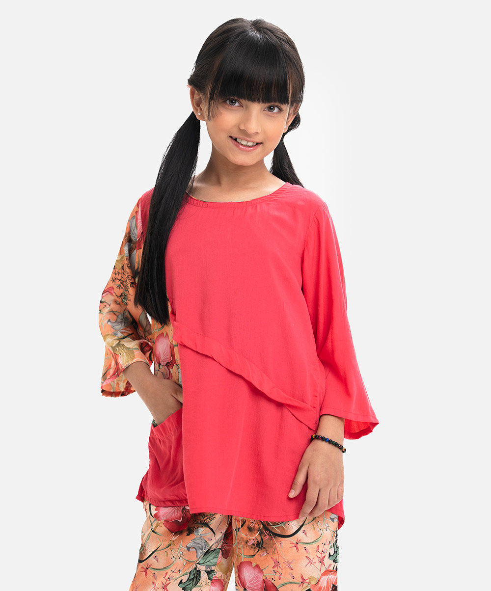 Round neck top in viscose fabric. Princess patterned with a front pocket and three-quarter sleeves. Long georgette pants with an elasticated waistline. Pink Viscose & Georgette Woven Set