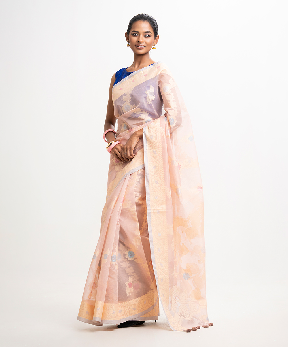 All-over jamdani pattern weaving details saree in half-silk fabric. Tassels at the Aanchal. Creme Half-silk Saree