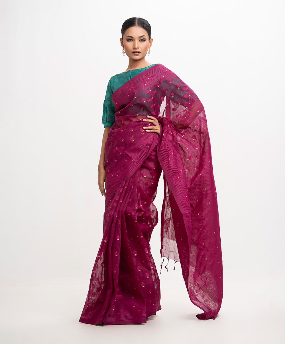 All-over weaving details saree in cotton fabric. Fringe trim at the Aanchal. Purple Cotton Saree