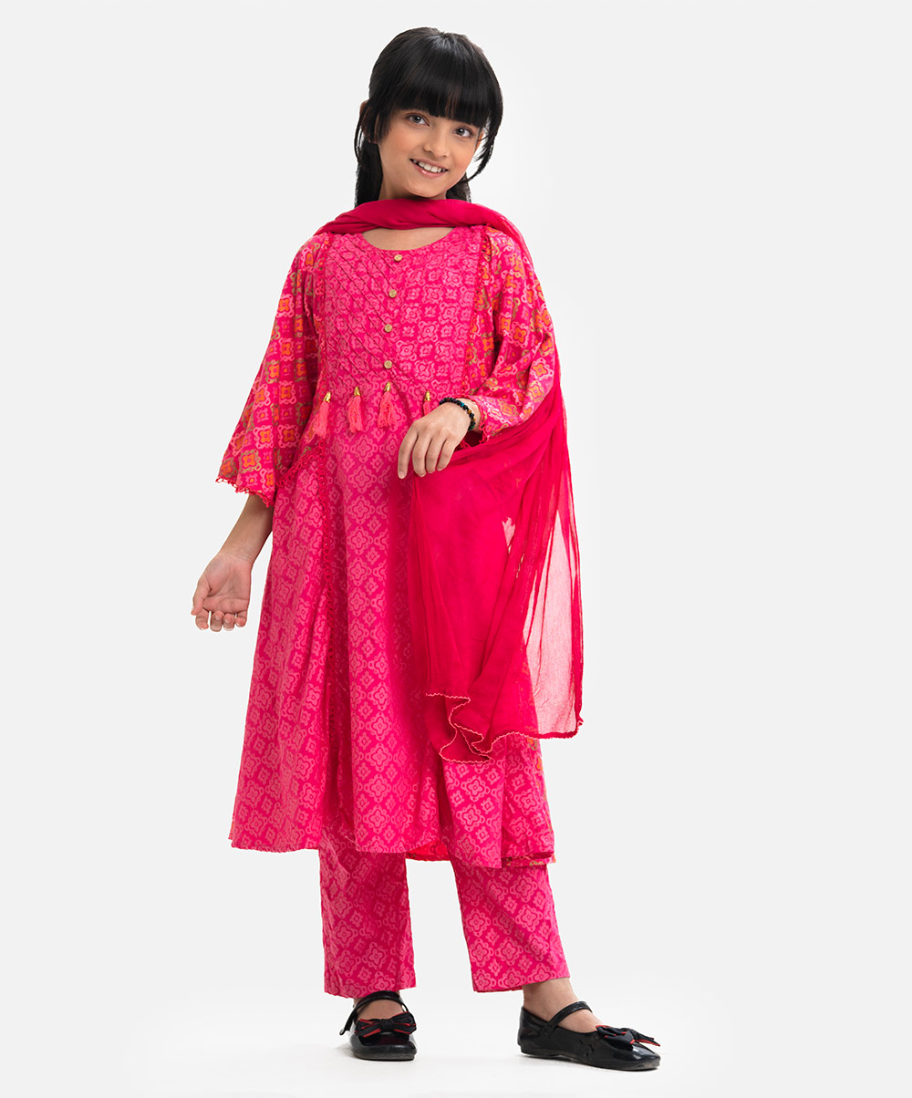 Patterned salwar kameez set in viscose fabric. Round neck, bell-sleeved with patch pockets. Lace and tassel details at the front. Complemented with an elasticated waist pajama. Pink Viscose Salwar Kameez