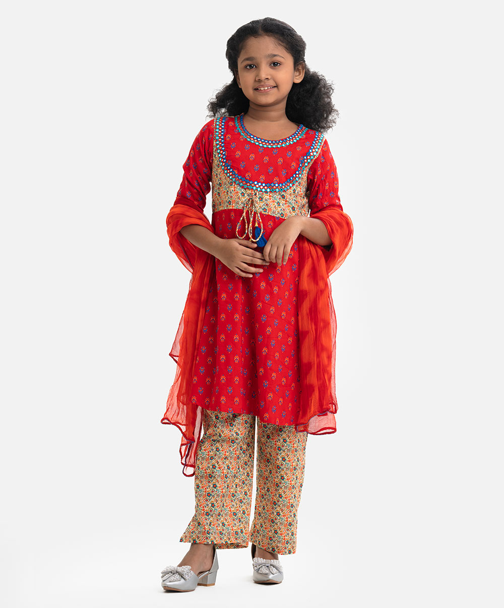 Kid girls printed salwar kameez in viscose fabric. Round neck, three-quarter sleeves kameez with karchupi at front. Chiffon dupatta and printed viscose palazzo. Red Viscose A-line Salwar Kameez