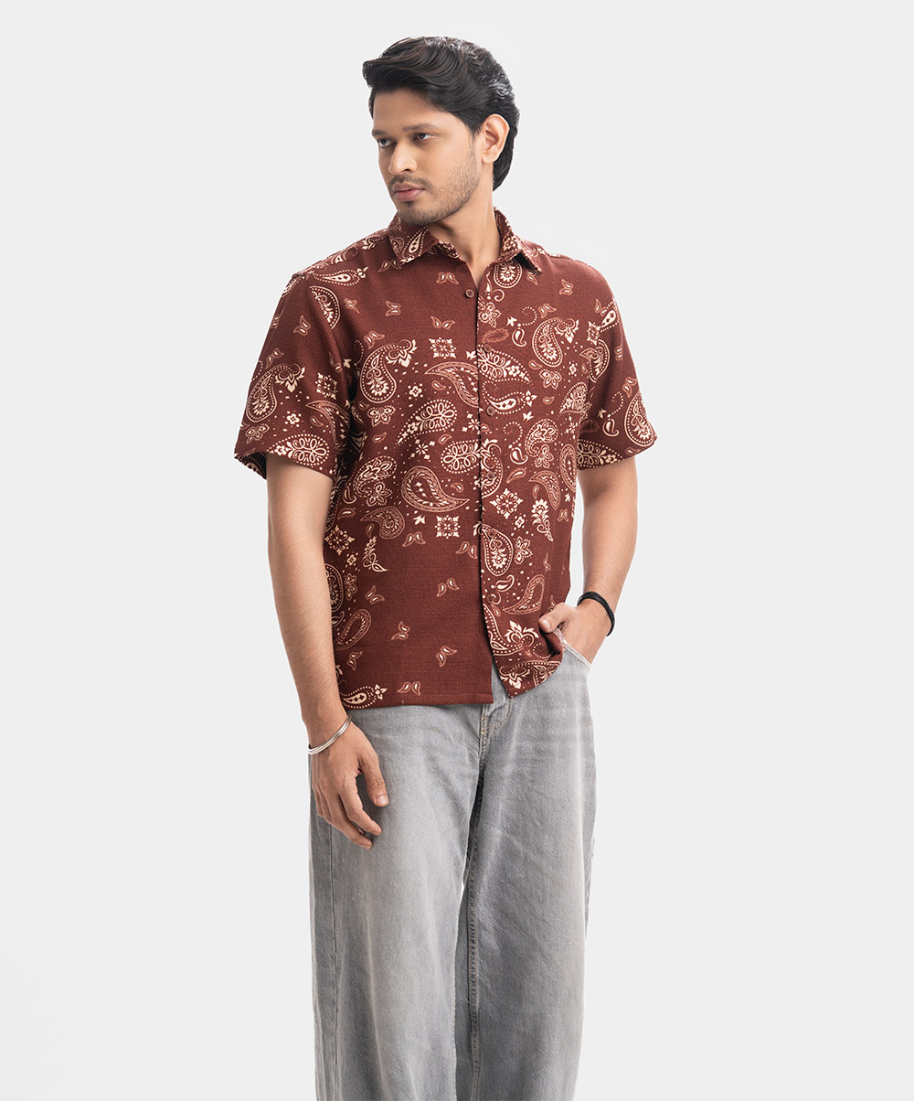 Short-sleeved casual shirt in breathable blended fabric. Classic collar with button fastening. Dark Brown Blended Short Sleeve Casual Shirt