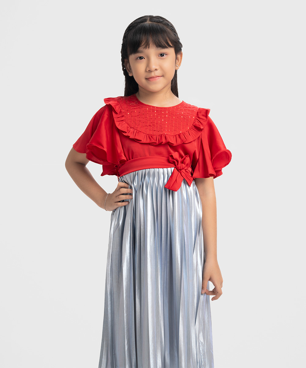 Butterfly-sleeved pleated frock in crepe and soft georgette fabric. Sequin and frill details at the front. Half viscose lining. Red and Blue Georgette Pleated Frock