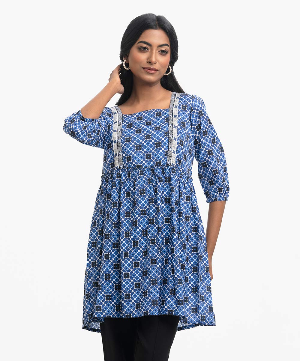 Square-neck tunic in cotton fabric. A-lined, three-quarter sleeves. Blue Cotton A-line Tunic