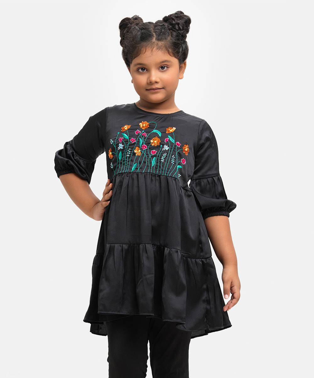 Kid girls' flared style tunic in crepe fabric. Round neck, lantern sleeves and karchupi at the front. Black Crepe Flared Style Tunic